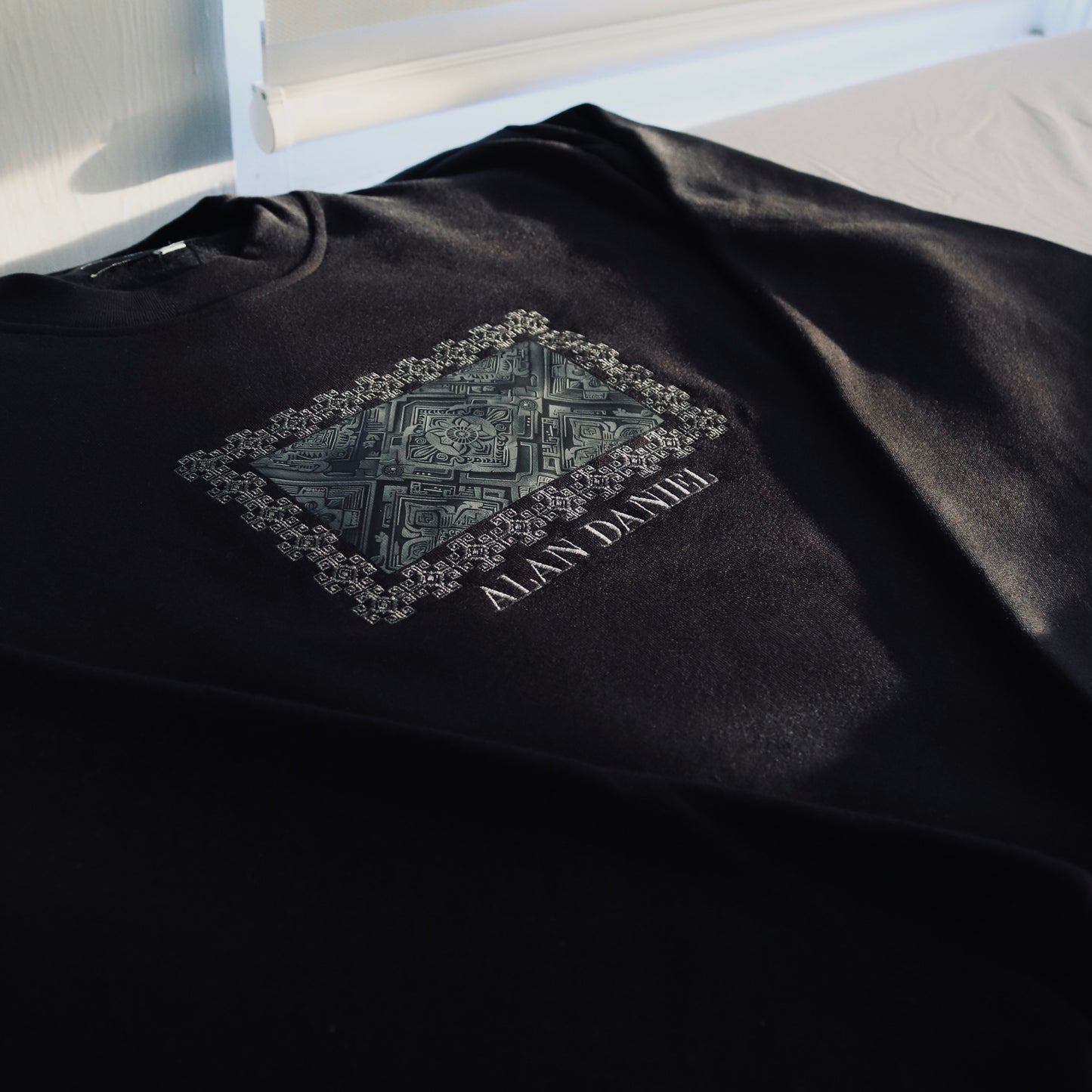 MIDNIGHT SWEATSHIRT
